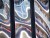 Distorsions sur la façade d'un immeuble moderne.