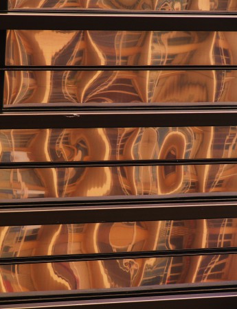 Distorsions sur la façade d'un immeuble moderne.