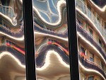Distorsions sur la façade d'un immeuble moderne.