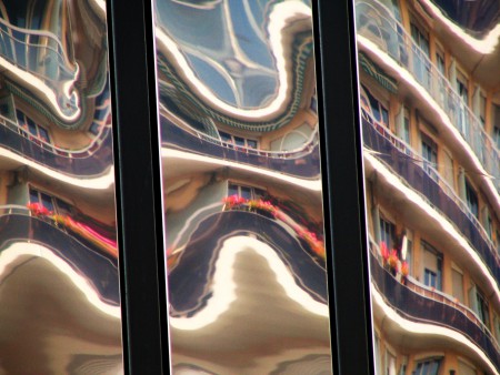 Distorsions sur la façade d'un immeuble moderne.