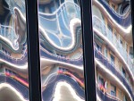 Distorsions sur la façade d'un immeuble moderne.
