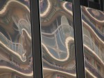 Distorsions sur la façade d'un immeuble moderne.