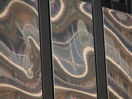 Distorsions sur la façade d'un immeuble moderne.