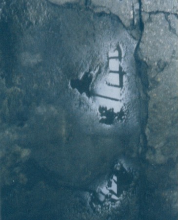 Le reflets de pavés sur la croûte du sol.